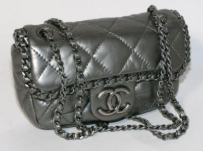 CHANEL Sac à main en cuir de veau gris "Mini Timeless Classic" - Bandoulière réglable...