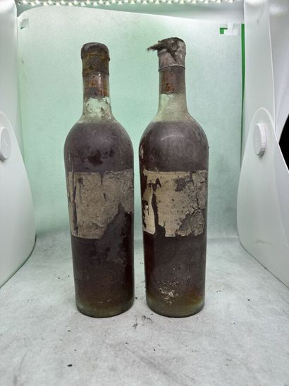 null 2 bottles Château D'YQUEM 1928, 1er cru supérieur Sauternes (ett, eta, 1 label...