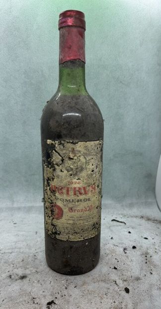null 1 bouteille PETRUS, Pomerol 1976 (eta, presque en lambeaux, LB)