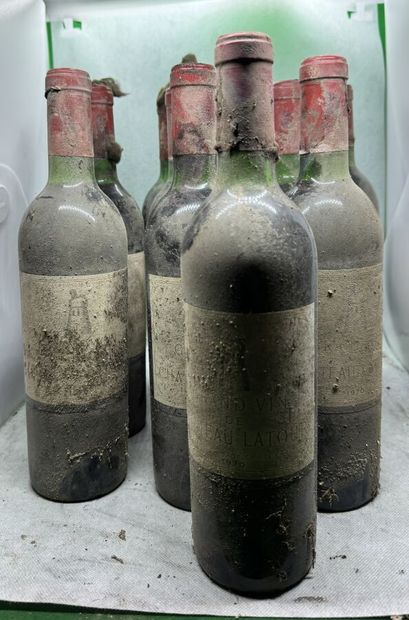 null 11 bouteilles Château LATOUR, 1° cru Pauillac 1970 (es, 4 J, 3 TLB, 2 LB, 1...