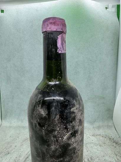 null 1 bouteille PETRUS, Pomerol 1945 (SE, millésime lisible sur le bouchon, MB)
