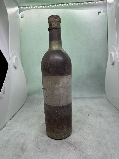 null 1 bottle Château D'YQUEM 1928, 1er cru supérieur Sauternes (very faded, slightly...