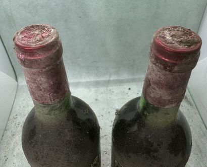 null 2 bottles PETRUS 1976, Pomerol (eta, almost tattered, good condition)