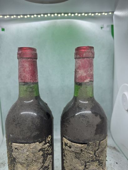 null 2 bottles PETRUS 1976, Pomerol (eta, almost tattered, good condition)