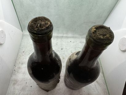 null 2 bouteilles VIN MUTÉ (SE, traces de capsule cire, verre soufflé bouche XIX°...