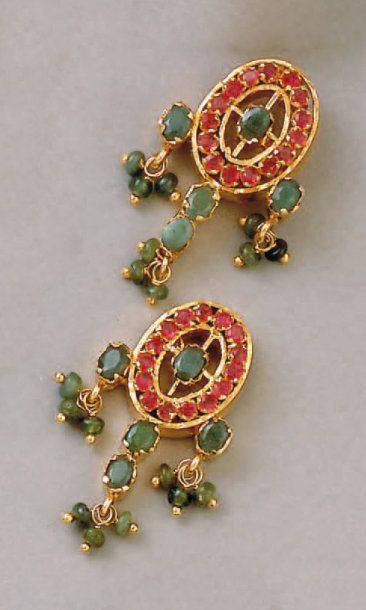 null PAIRE de BOUCLES d'OREILLES, système à pique, de forme ovale, ornées d'une ligne...