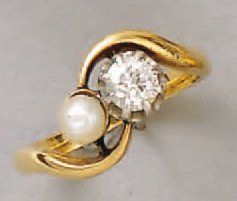 null PETITE BAGUE "toi et moi" en or jaune, ornée d'une perle et d'un diamant de...