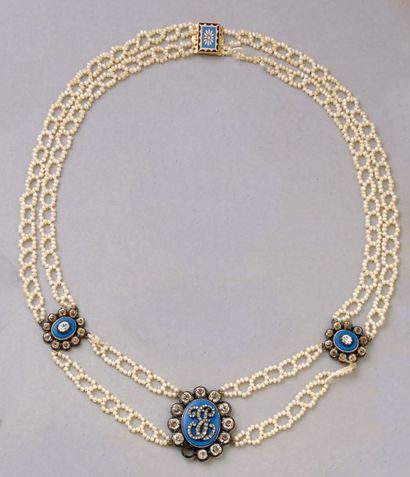 null COLLIER draperie à deux fils en résille de perles semence, réunis par trois...