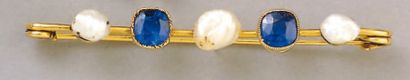 null BARRETTE en or, ornée de trois perles baroques alternées de deux pierres bleues...