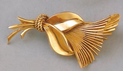 null BROCHE de REVERS en or, gerbe et feuillage noués. Vers 1950. Larg. : 5,5 cm...