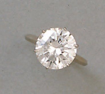 null BAGUE en platine griffé d'un diamant solitaire de 5,5 carats environ (au calibre)....