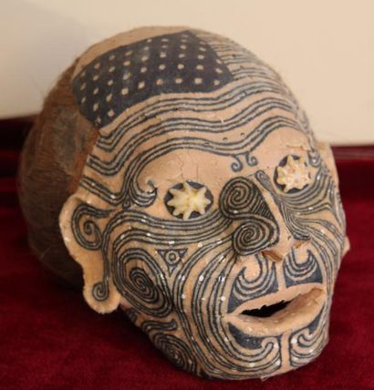 Andréas DETTLOFF (né en 1963) Sculpture ancestral d'un crâne formé d'une noix de...
