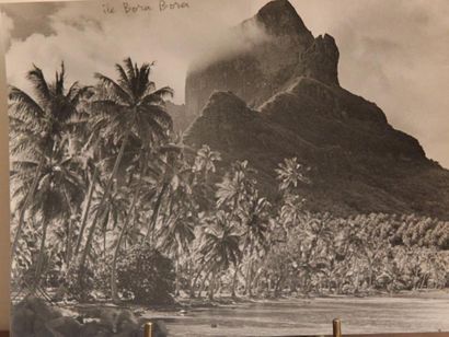 G.A.CHALON Le mont Pahia à Bora Bora, 52. Photographie. Haut.: 18 cm - Larg.: 24...