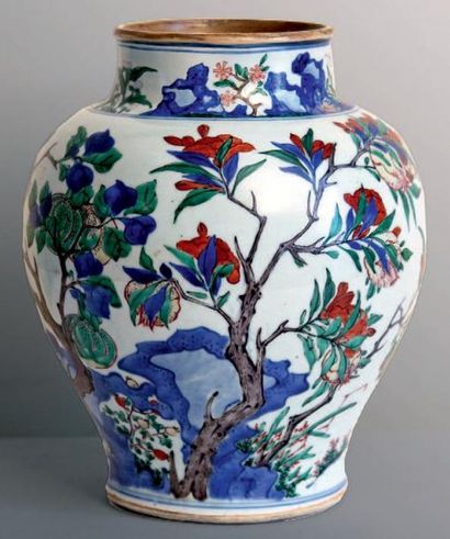 null VASE BALUSTRE en porcelaine de Chine, décoré en bleu sous couverte et en émaux...