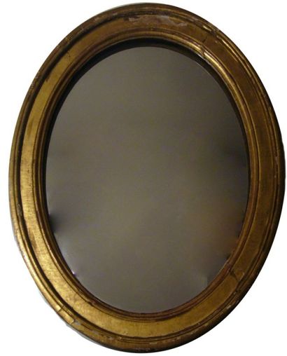 null PETIT MIROIR ovale en bois doré, le cadre mouluré d’époque Louis XVI.
Haut....