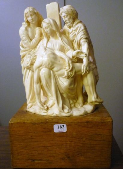 null GROUPE en ivoire sculpté, Déposition de Croix.
H. 56 cm x L. 21 cm x P. 54 ...
