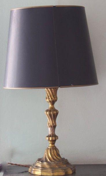 null BOUGEOIR en bronze doré torsadé. (Monté en lampe).
Style Louis XV.
Haut. : 26...