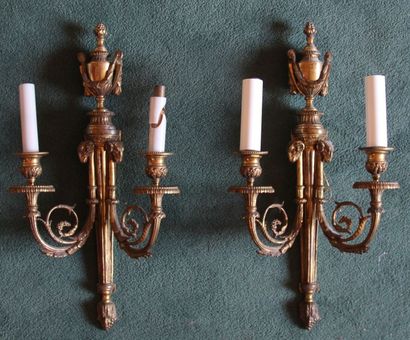 null PAIRE d’APPLIQUES à deux lumières en bronze vernis.
Style Louis XVI.
Haut. :...