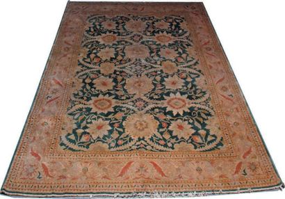 null TAPIS SHOBI (Indes), dans le goût des mahal à entrelacs de médaillons floraux...