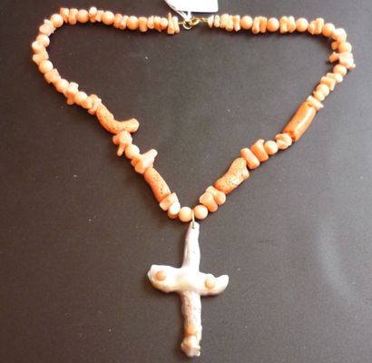 null COLLIER en éléments de corail rose retenant une croix formée d'une perle de...