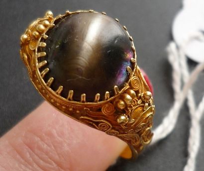 null BAGUE en or 18 K, les épaulements ornés d'enroulement dans le goût Antique....