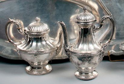 null CAFETIÈRE et THÉIÈRE en argent, de forme balustre à pans coupés, la base à guirlande...