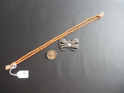 null LOT: fil de perles de corail orangé; petite broche en argent ornée d'une médaille;...