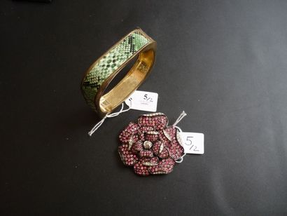 null BRACELET PINCE en métal doré et peau de serpent imitation (diam.: 7,5 cm); importante...