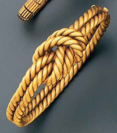 null BRACELET ovale rigide en or 18 K, à motif de deux cordelières nouées. XIXe siècle....