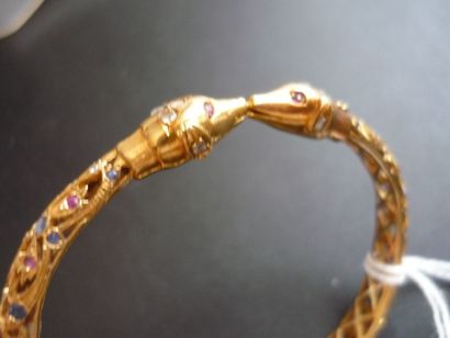 null BRACELET ovale rigide ouvrant en or 18 K filigrané de feuillages sertis de pierres...