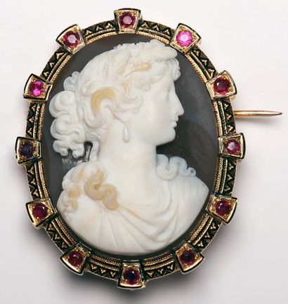 null GRANDE BROCHE en or 18 K, ornée d'un camée de jeune femme de profil en agate...