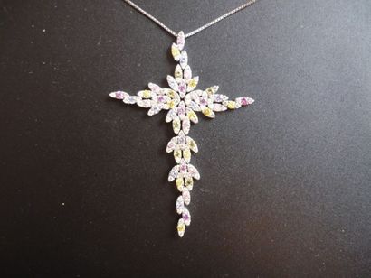 null COLLIER à chaînette d'argent retenant une croix articulée de chatons ovales...