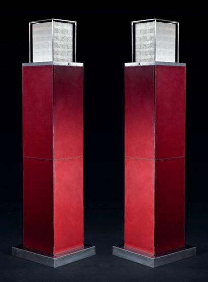 Jean-Bérenger de NATTES, vers 1990 PAIRE de LAMPADAIRES carré en cuir rouge, le piètement...