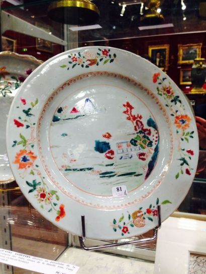 null QUATRE ASSIETTES diverses en porcelaine de la Compagnie des Indes, émaux de...