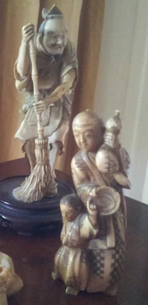 null  OKIMONO en ivoire sculpté d'un personnage balayant.
Japon, XIXème siècle.
On...