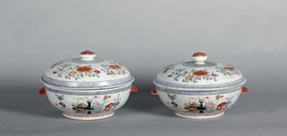 null PAIRE DE SOUPIÈRES en porcelaine de Chine rondes couvertes à décor polychrome...