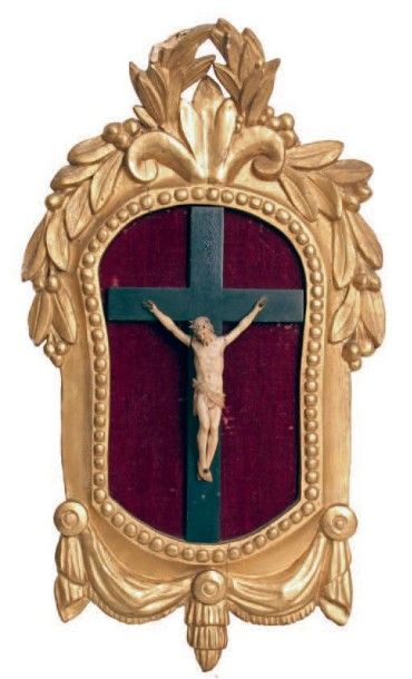 null CRUCIFIX en ivoire sculpté, sur une croix en bois noirci, dans un encadrement...