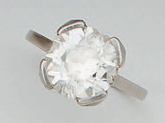 null BAGUE en platine sertie d'un diamant solitaire d'environ 5 cts demi-taille....