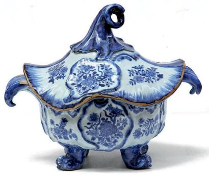 null SOUPIÈRE en porcelaine de la compagnie des Indes à décor bleu et blanc de peignées...