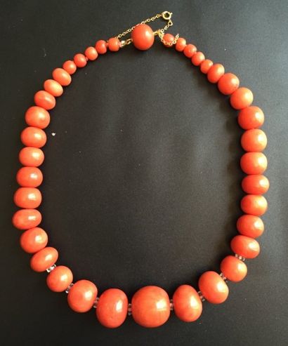 null COLLIER formé de trente-neuf boules de corail décroissantes, le fermoir en or...