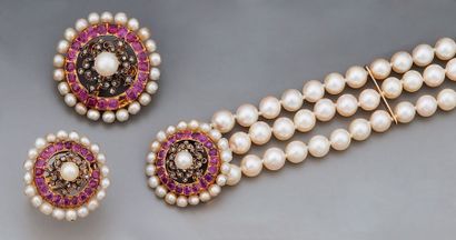 null PARURE en or 18k composée d'un bracelet de trois rangs de soixante-quinze perles...