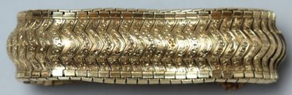 null BRACELET ruban articulé en or 18k, les mailles en forme d'écailles à motifs...
