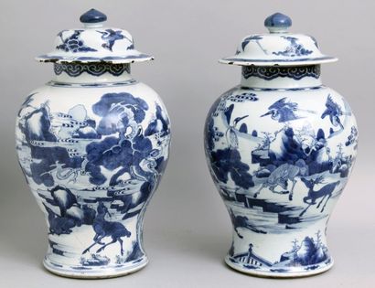 null PAIRE de POTICHES balustre en porcelaine de Chine a decor bleu et blanc de paysages,...