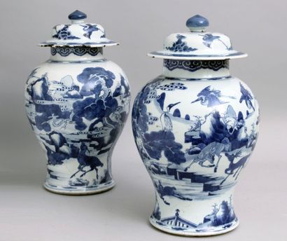 null PAIRE de POTICHES balustre en porcelaine de Chine a decor bleu et blanc de paysages,...
