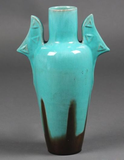 Clément MASSIER (1844-1917) 
VASE OBUS a anses ailerons en terre vernissee turquoise...