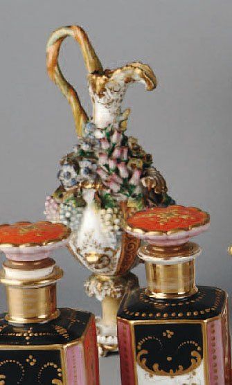 null PETITE AIGUIÈRE en porcelaine de PARIS, Jacob PETIT, à décor modelé en relief...