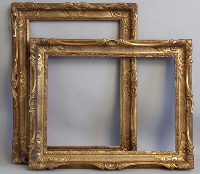 null PAIRE de CADRES en bois sculpté et doré à décor feuillagé.

Style Louis XV.

Feuillure...