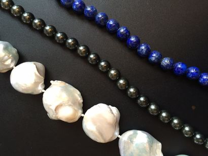 null COLLIER de dix-huit perles baroques imitation (Larg.: 45 cm) ; COLLIER de perles...