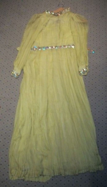 null ROBE du SOIR Jean Patou, organdi plissé jaune, paré au col et manches avec une...