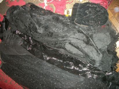 null RÉUNION d'une jupe en taffetas noir couverte de tulle brodé, cape en tulle brodé...